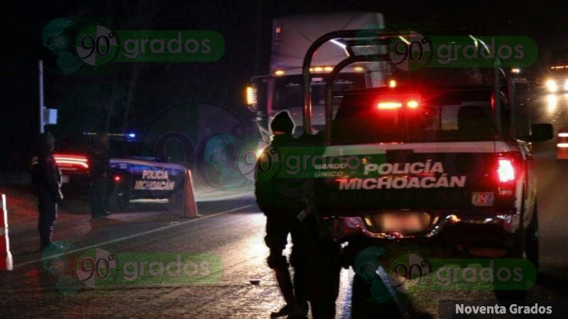 Se enfrentan policías y ”desmanteladores“ de autos en Zinapécuaro, Michoacán 