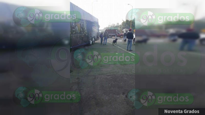 Choque entre autobús y 2 vehículos deja 6 lesionados en la autopista Uruapan-Pátzcuaro - Foto 1 