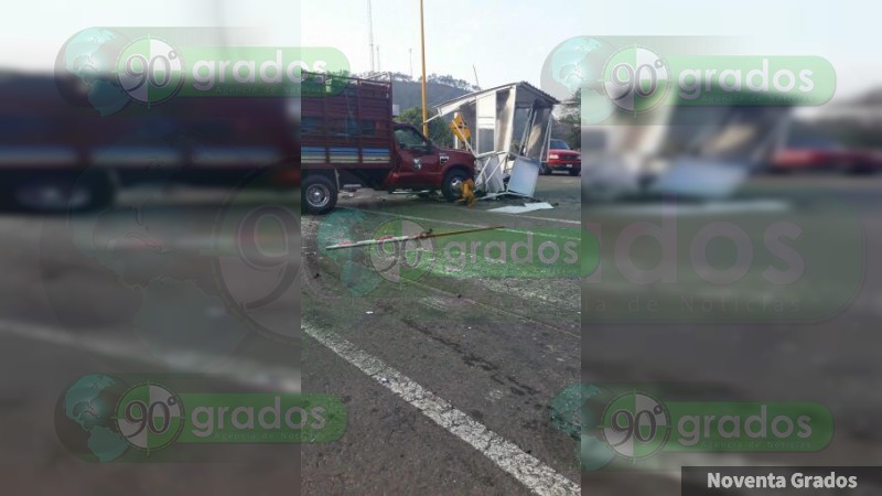 Choque entre autobús y 2 vehículos deja 6 lesionados en la autopista Uruapan-Pátzcuaro - Foto 2 