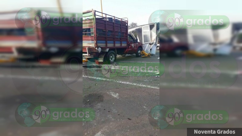Choque entre autobús y 2 vehículos deja 6 lesionados en la autopista Uruapan-Pátzcuaro - Foto 3 