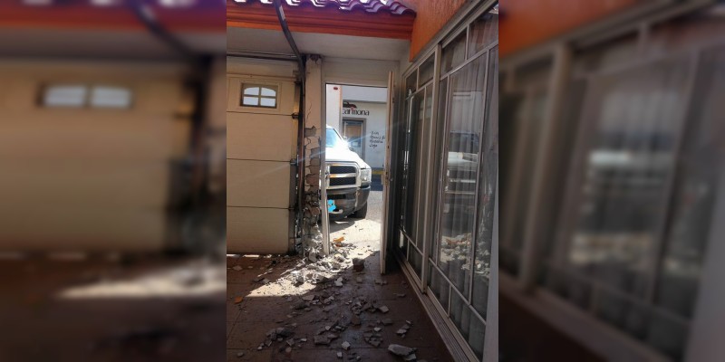 Se estrella camión contra vivienda en Zitácuaro, Michoacán - Foto 2 