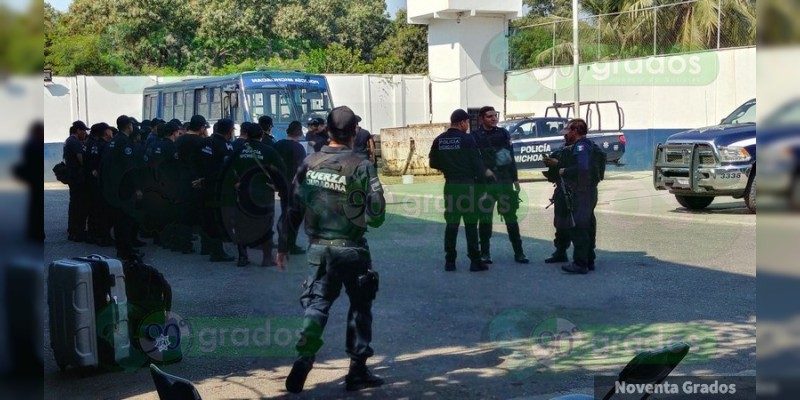 Regresan a Lázaro Cárdenas policías que fungieron como granaderos en Morelia 