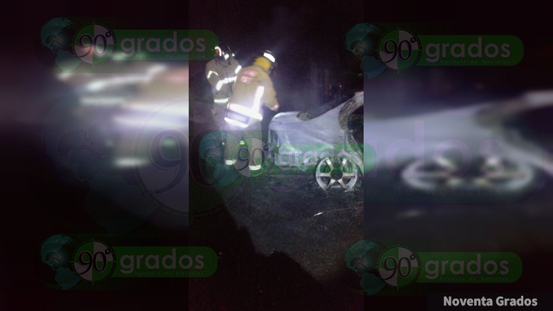 Se incendia vehículo en Zinapécuaro, Michoacán  - Foto 2 