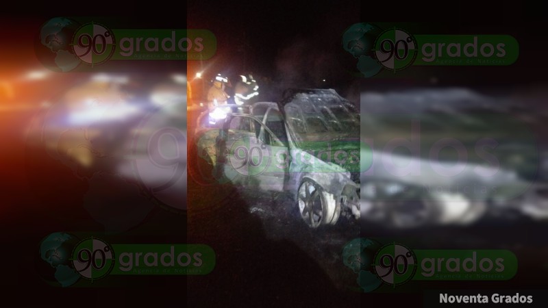 Se incendia vehículo en Zinapécuaro, Michoacán  - Foto 3 