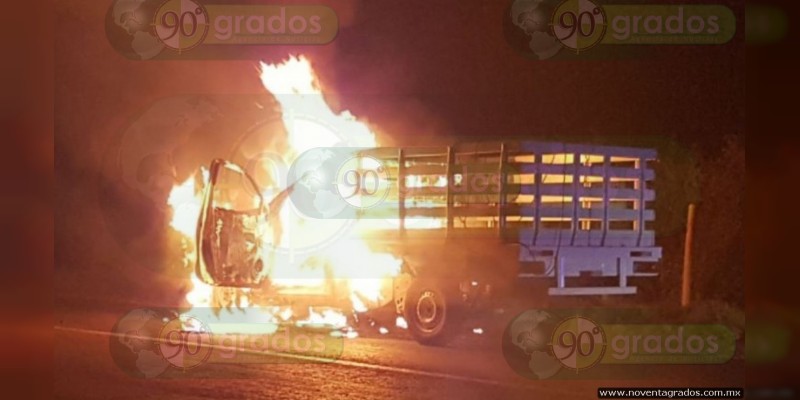 Hallan cadáver en auto en llamas en Celaya, Guanajuato  