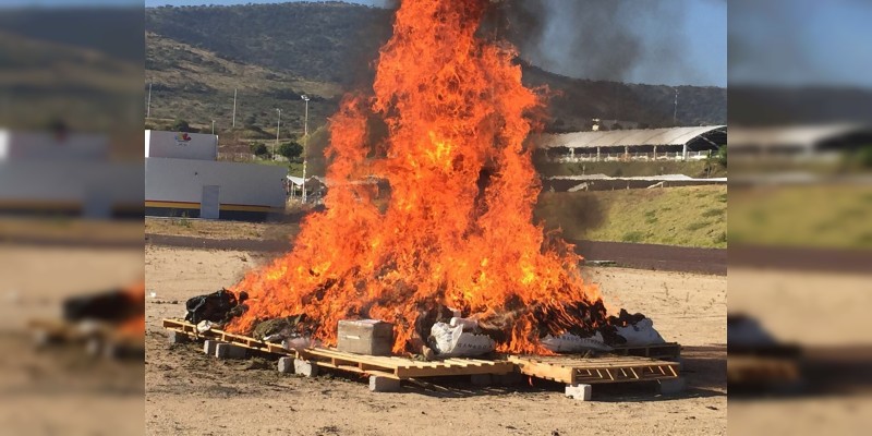 PGR incinera 280 kilos de cocaína y una tonelada de marihuana en Morelia - Foto 0 