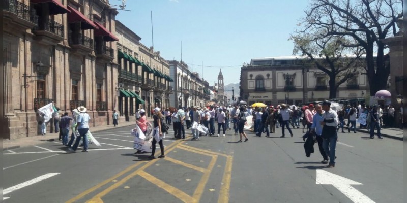 Trabajadores del Telebachillerato Michoacán marcharon al centro de Morelia 