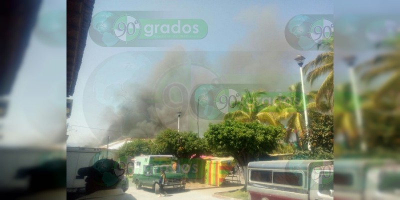 Incendio consume biblioteca municipal y dos viviendas en Nuevo Urecho, Michoacán - Foto 0 