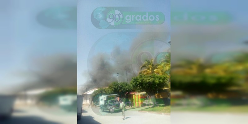 Incendio consume biblioteca municipal y dos viviendas en Nuevo Urecho, Michoacán - Foto 1 