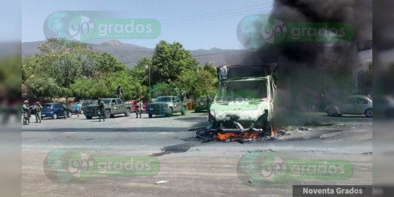 Delincuentes incendian vehículos en Apatzingán, Michoacán - Foto 0 
