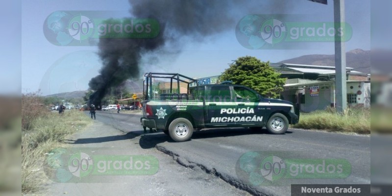 Delincuentes incendian vehículos en Apatzingán, Michoacán - Foto 1 