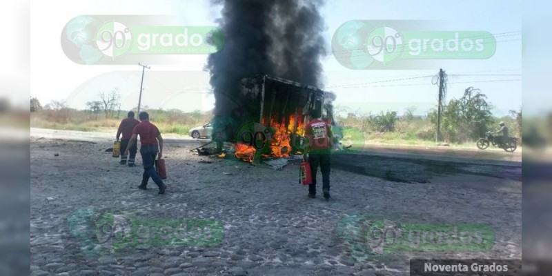 Delincuentes incendian vehículos en Apatzingán, Michoacán - Foto 3 