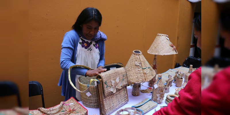 Presenta Secum resultados del ”Taller de tejido con lirio acuático" 
