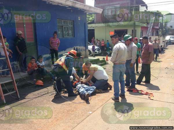 Grave empleado de la CFE tras caer de poste, en Uruapan, Michoacán  - Foto 0 