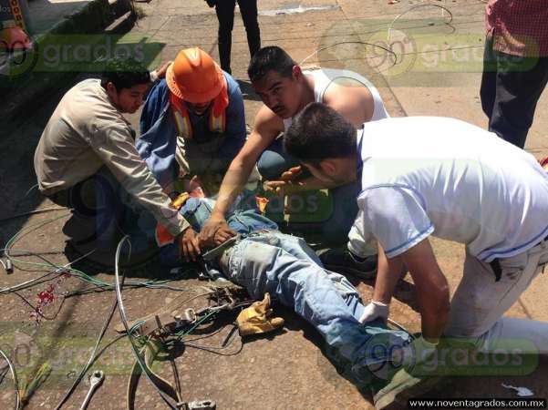 Grave empleado de la CFE tras caer de poste, en Uruapan, Michoacán  - Foto 1 