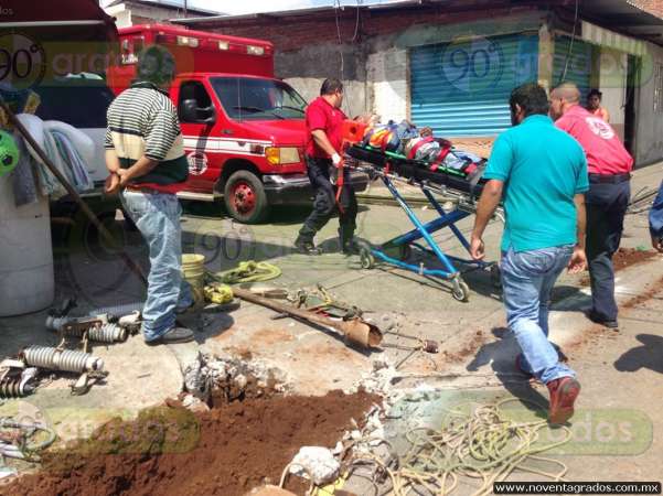 Grave empleado de la CFE tras caer de poste, en Uruapan, Michoacán  - Foto 2 