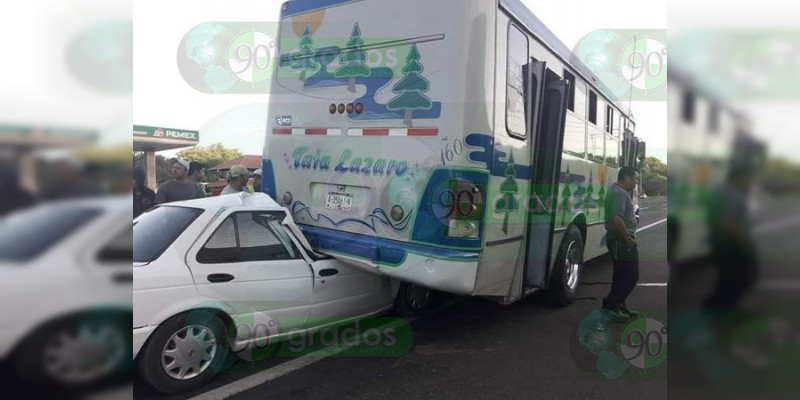 Cuatro heridos al incrustarse auto en autobús en Uruapan, Michoacán - Foto 0 