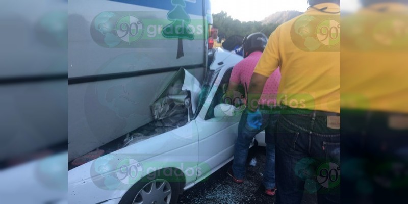 Cuatro heridos al incrustarse auto en autobús en Uruapan, Michoacán - Foto 1 