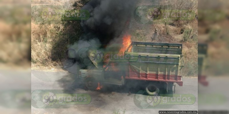 Se incendia camioneta en Parácuaro, Michoacán - Foto 0 