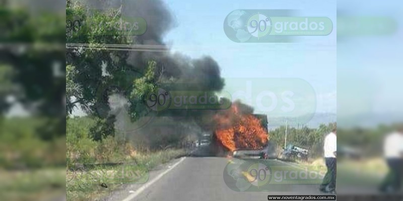 Se incendia camioneta en Parácuaro, Michoacán - Foto 1 