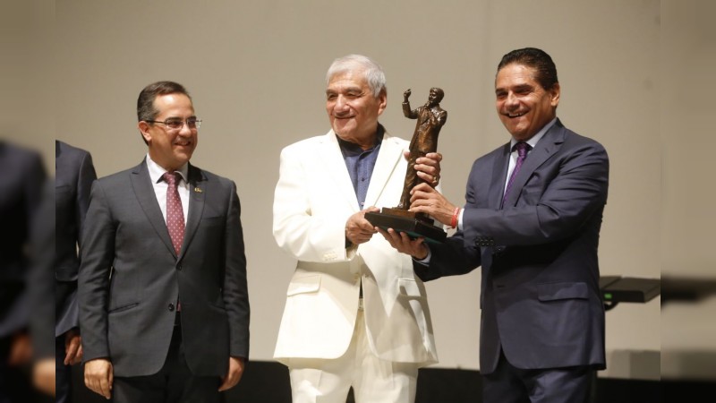 Rinde Michoacán emotivo homenaje al cantautor Martín Urieta 