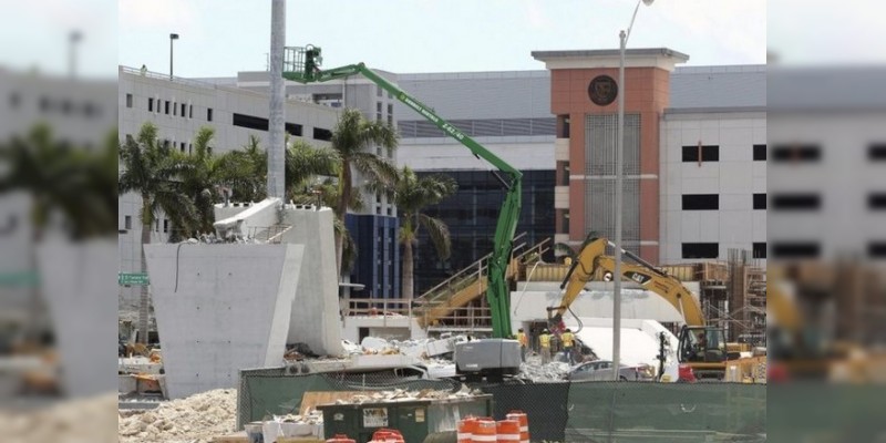 Mueren nueve personas al colapsar puente de universidad en Miami, Estados Unidos - Foto 0 