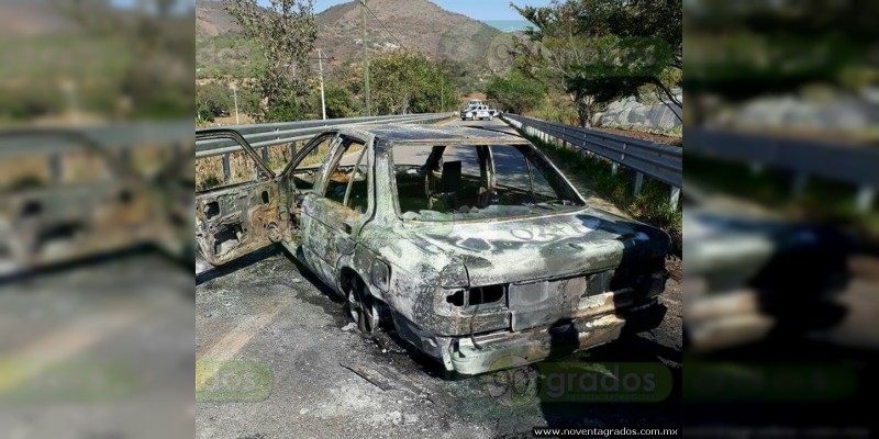 Hallan a calcinado dentro de auto incinerado en la Acapulco  - Zihuatanejo. en Guerrero  