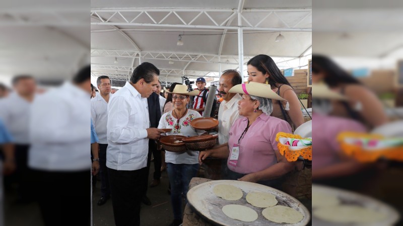 Convive Gobernador con cocineras tradicionaes y disfruta platillos típicos en Festival de la Gastronomía Michoacana 