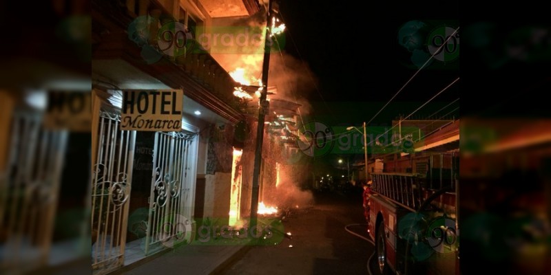 Se incendia vieja construcción en Uruapan - Foto 0 