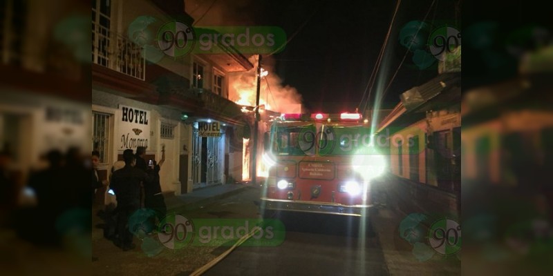 Se incendia vieja construcción en Uruapan - Foto 1 
