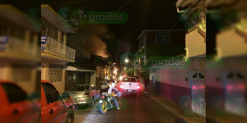 Se incendia vieja construcción en Uruapan - Foto 2 