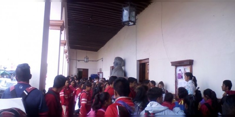 Alumnos de Maravatío obtiene apoyo con transporte para asistir a reinauguración 