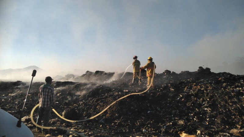 Controlado en un 95 por ciento incendio en basurero de Purépero: PC estatal 