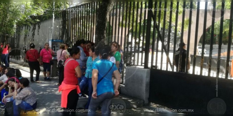 Madres de familia se manifiestan en la Secretaría de Finanzas 