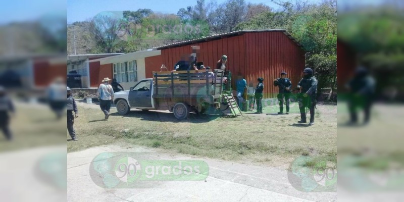 Familias huyen de San Miguel Totolapan por disputa de grupos delincuenciales - Foto 1 