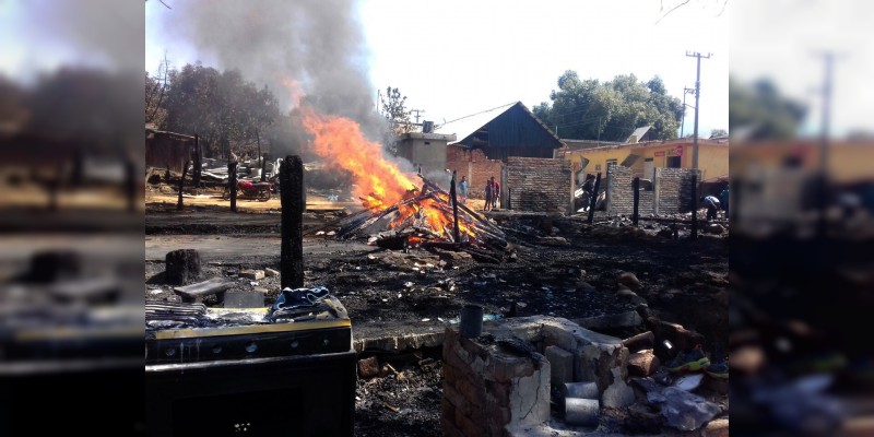 Desamparadas 7 familias tras el incendio de sus casas en Los Reyes, Michoacán - Foto 0 