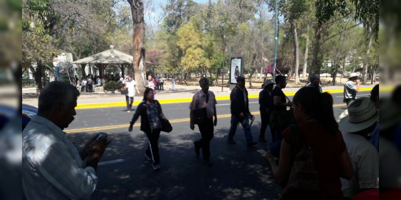 Maestros jubilados se manifiestan en la Secretaría de Finanzas 
