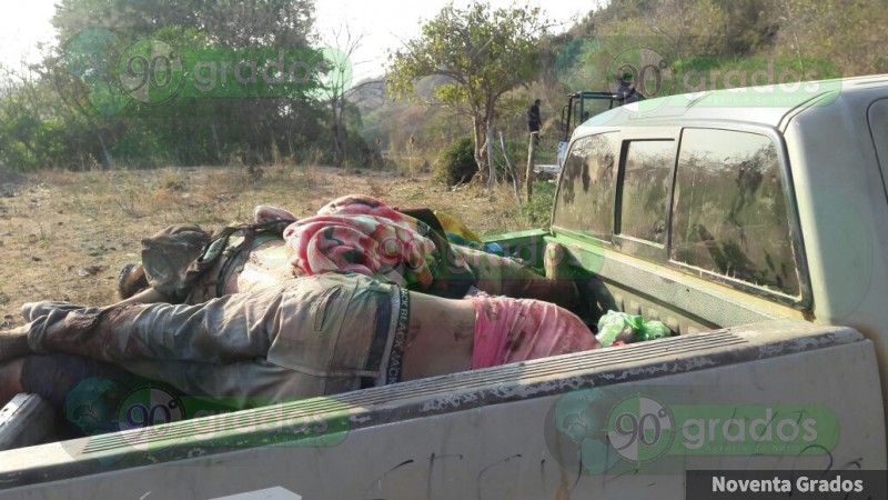 En camioneta clonada de la Marina abandonaron a los 8 ejecutados de Aquila, Michoacán - Foto 0 