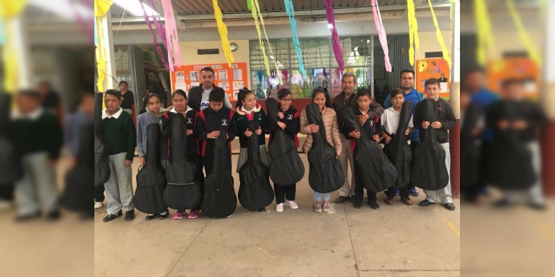 Entrega Guadalupe Aguilera guitarras a estudiantes de primaria en Huiramba 