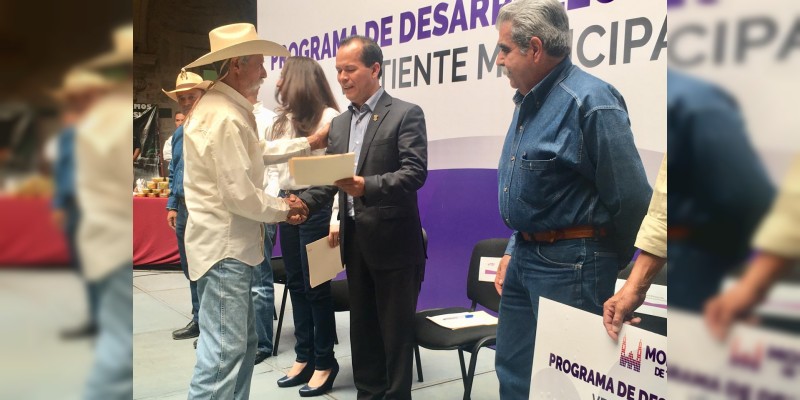 Incentiva Gobierno del Estado de Michoacán 61 proyectos del campo de Morelia 