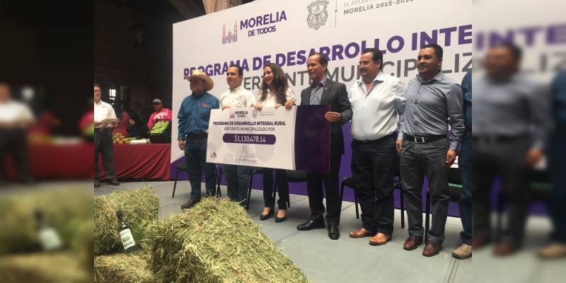 Entrega de apoyos al campo con una bolsa de más de un millón de pesos en Morelia 