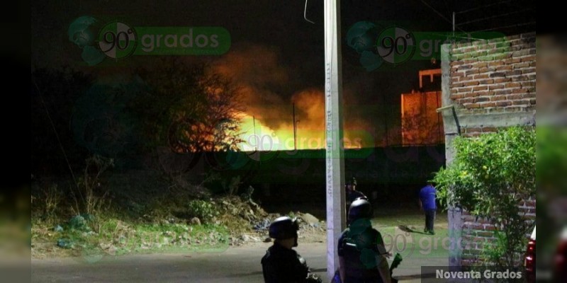 Incendio consume bodega de vehículos en Sahuayo, Michoacán - Foto 1 