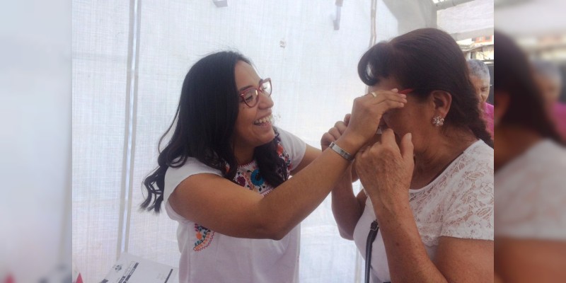 Mary Carmen Bernal entrega lentes a bajo costo en Zitácuaro 