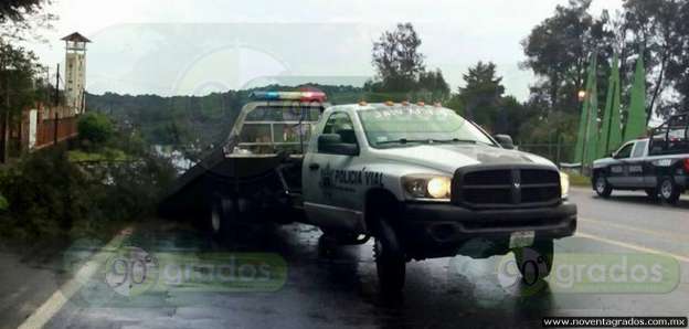 Fuerte lluvia en Uruapan, Michoacán, ocasiona inundaciones, caídas de ramas y volcadura - Foto 3 
