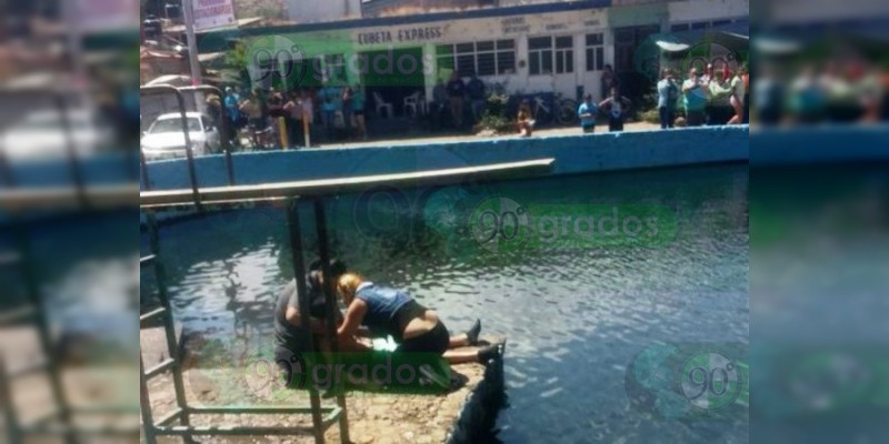 Muere ahogado un adolescente en el ojo de agua de Chilchota - Foto 0 