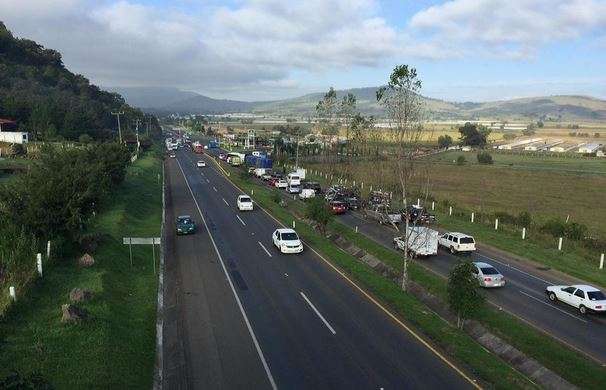 Normalistas bloquean carretera Morelia - Pátzcuaro y se enfrentan con antimotines 
