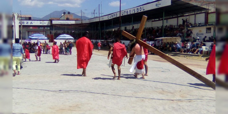 Se realizó el viacrucis de la Pasión y Muerte de Jesucristo en Zitácuaro - Foto 0 