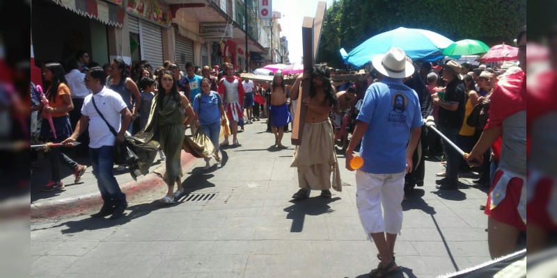Se realizó el viacrucis de la Pasión y Muerte de Jesucristo en Zitácuaro - Foto 1 