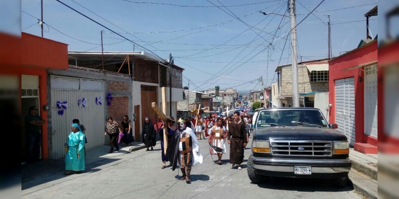 Se realizó el viacrucis de la Pasión y Muerte de Jesucristo en Zitácuaro - Foto 2 