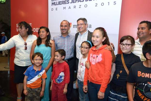 Alcalde de Morelia entrega apoyos a 300 menores en edad escolar 